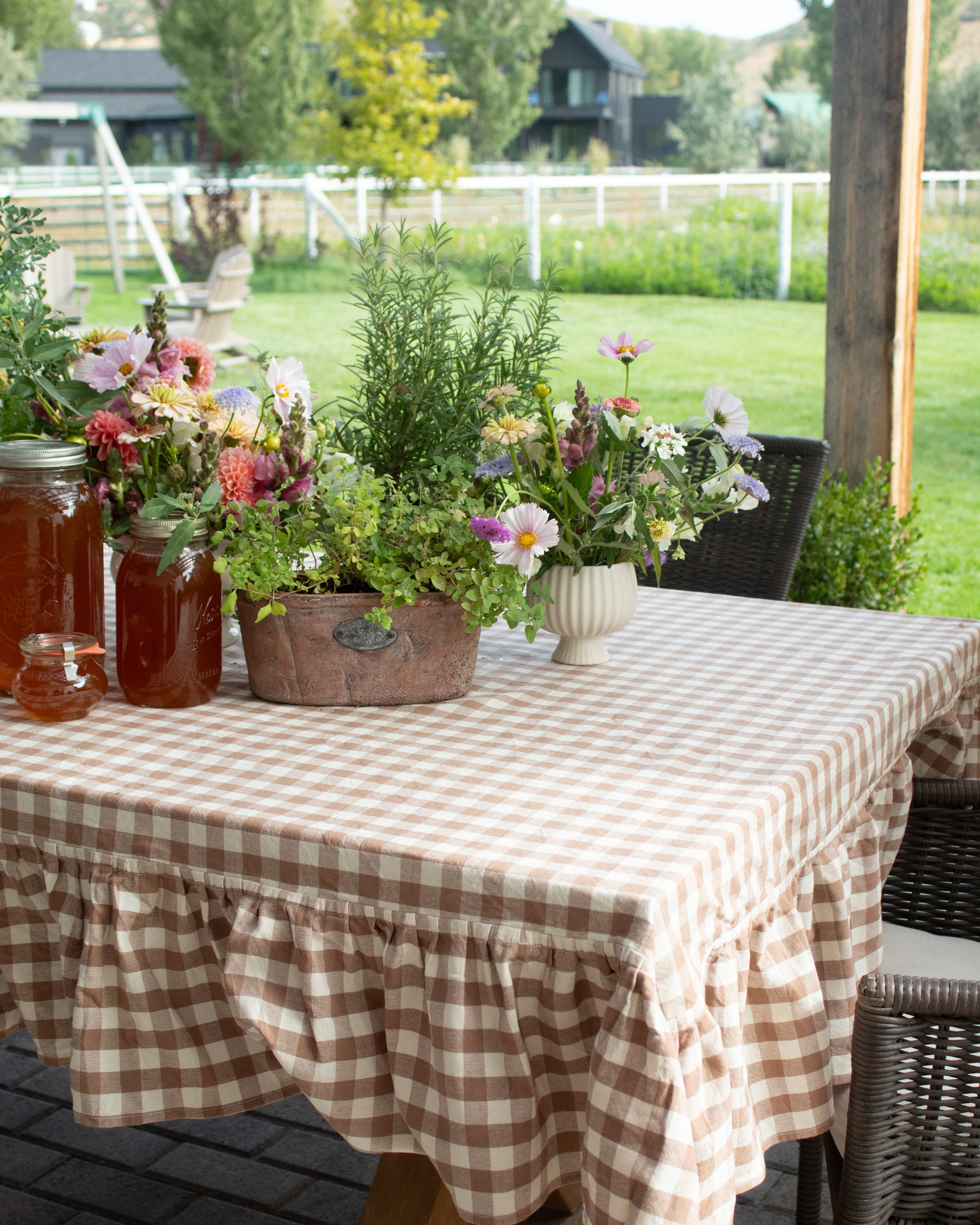 Hazelnut Ruffled Gingham Tablecloth - Thumbnail 3